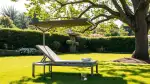 Sonnenliegen mit Dach: Entspannung mit Sonnenschutz