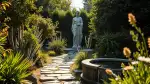 Große Steinfiguren als Gartenhighlights