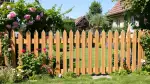 Rustikale Holzzäune als zeitlose Gartenklassiker