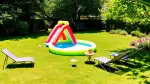 Planschbecken mit Wasserrutsche: Sommerspaß für Familien